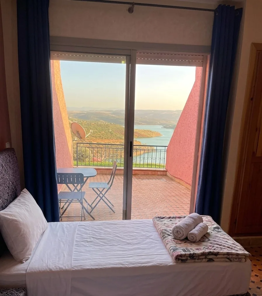 Terrasse de chambre avec vue sur le lac