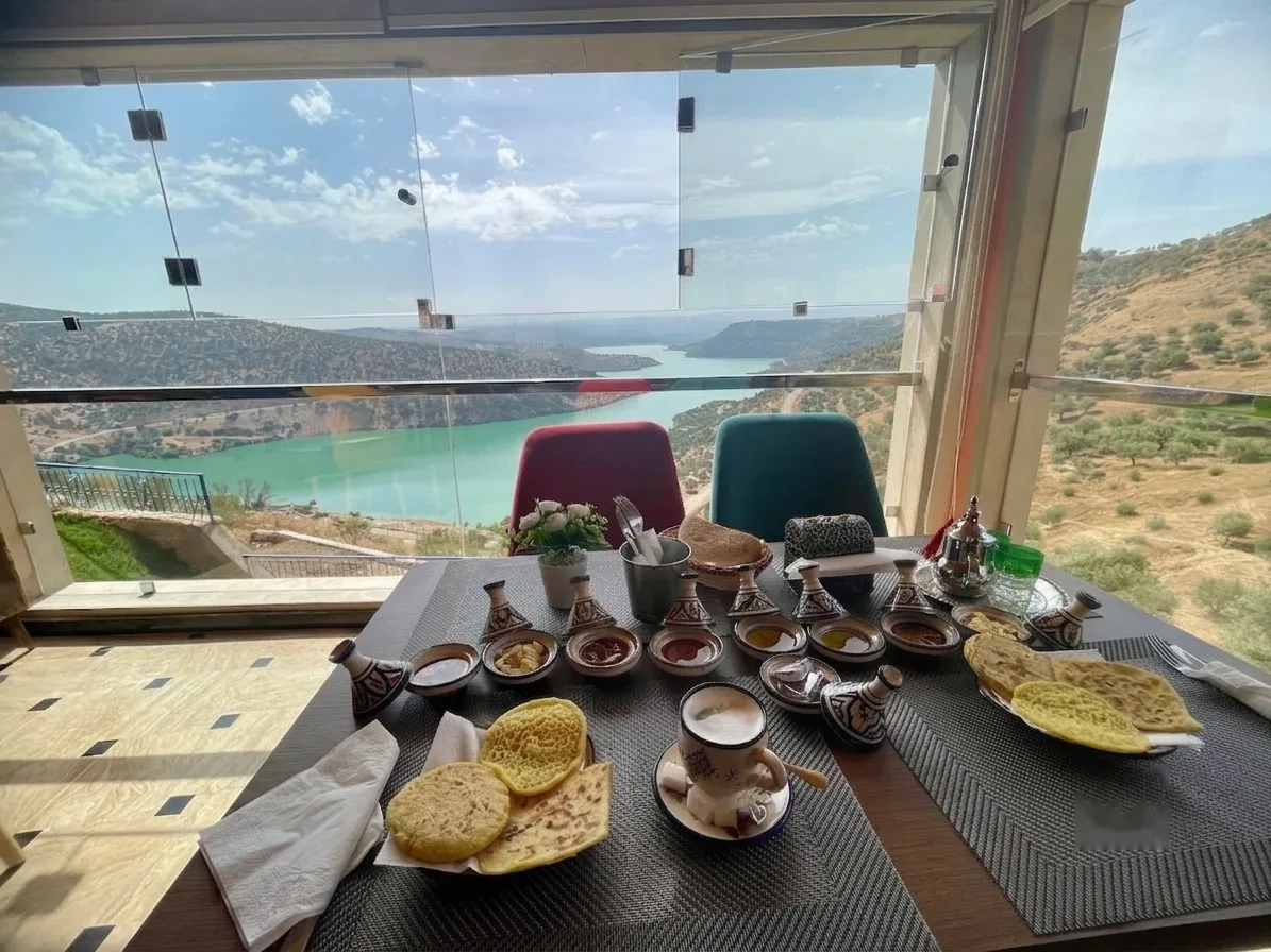 Petit-déjeuner marocain face au lac