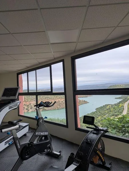 Salle de sport avec vue sur le lac