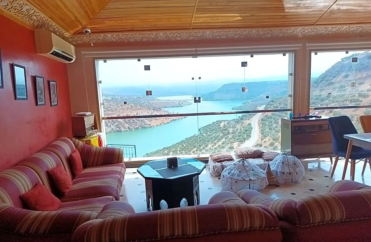 Salon avec vue sur le lac