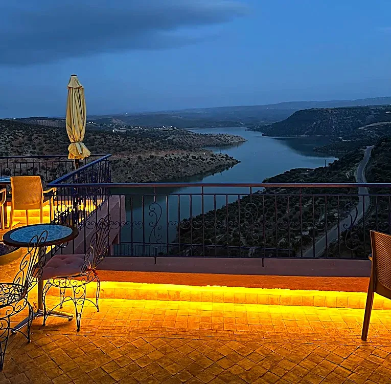 Terrasse de nuit avec vue sur le lac